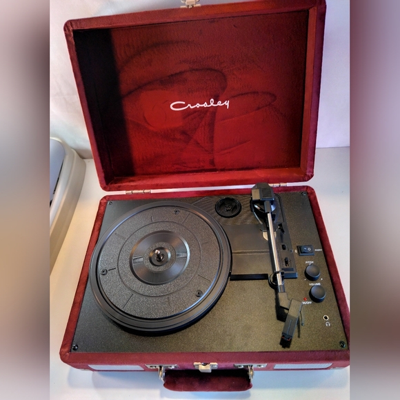 Crosley Red Portable Turntable - Picture 10 of 11